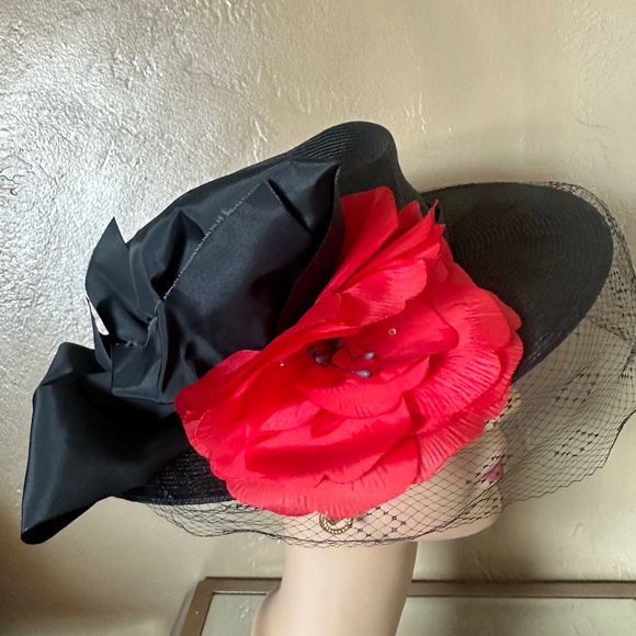 FESTIVE 1960s\' BLACK STRAW HAT WITH LARGE BOW AND RED FABRIC \
